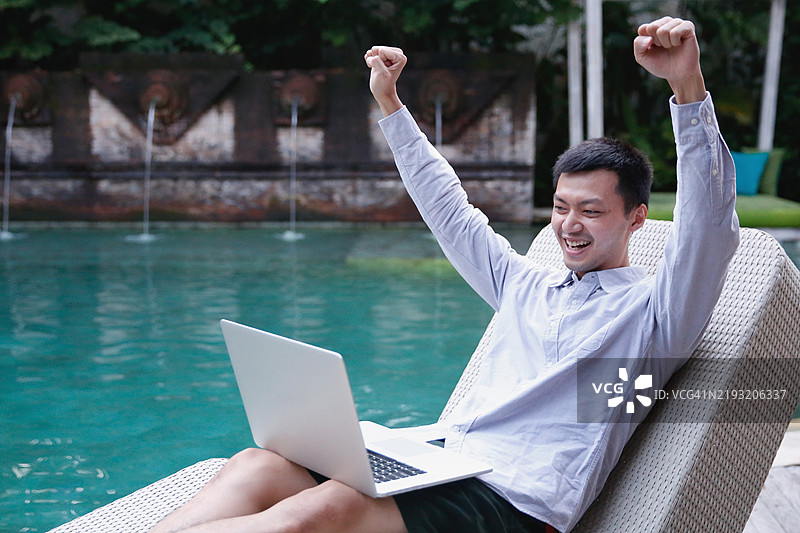 亚洲商人高兴地达成了他的目标图片素材