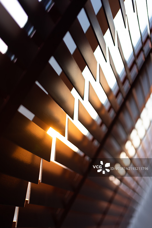 早晨阳光透过百叶窗洒入室内图片素材