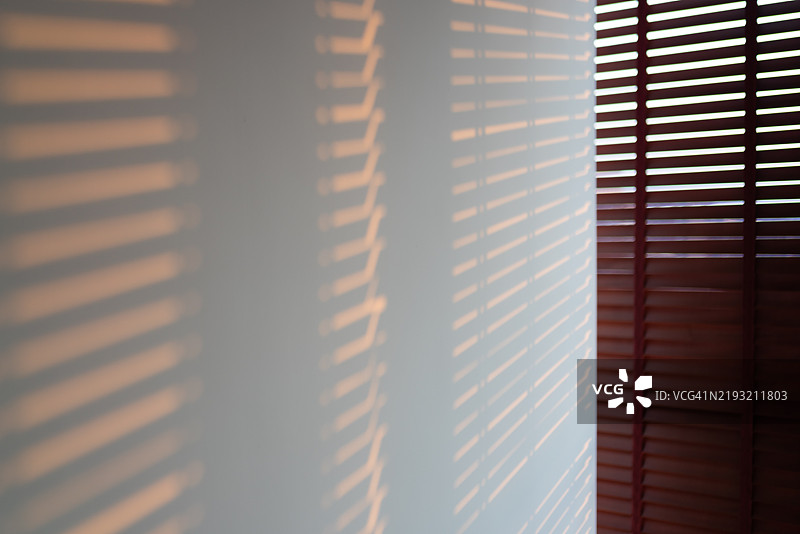 早晨阳光透过百叶窗洒入室内图片素材