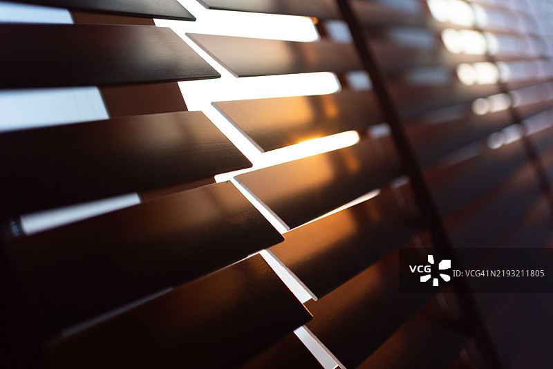 早晨阳光透过百叶窗洒入室内图片素材