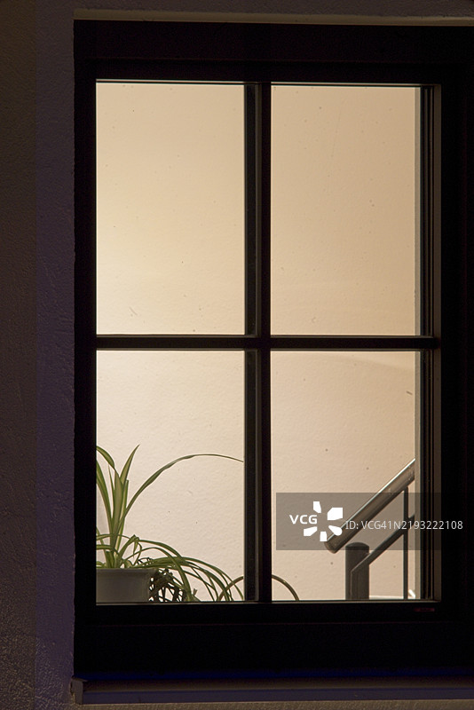 黎明时分的住宅窗户图片素材