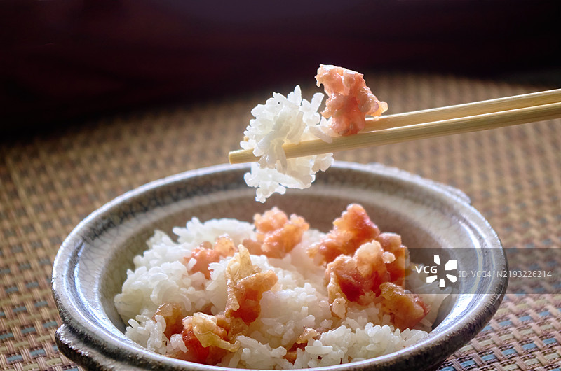 筷子夹起蒸米饭和中国香肠图片素材