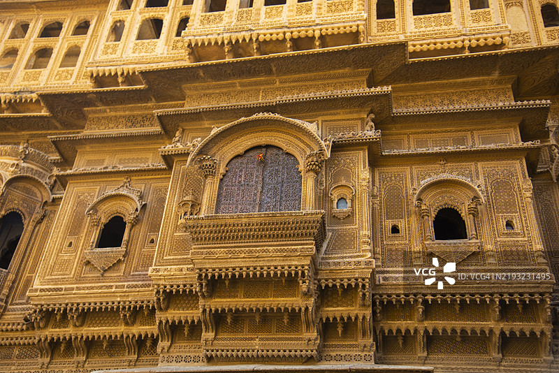 印度拉贾斯坦邦杰萨梅尔的金色石灰岩美丽历史建筑图片素材