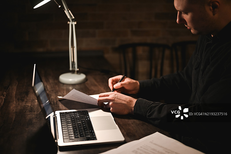 男人在家办公室加班。图片素材