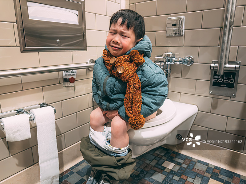 可爱的孩子在厕所上图片素材