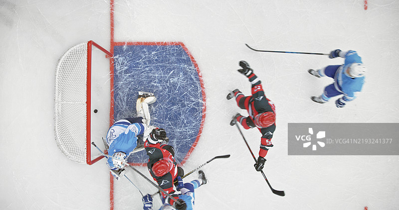 激烈的冰球比赛：进球瞬间图片素材