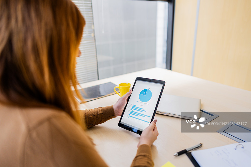 办公室里一位女性使用数字平板的特写镜头图片素材