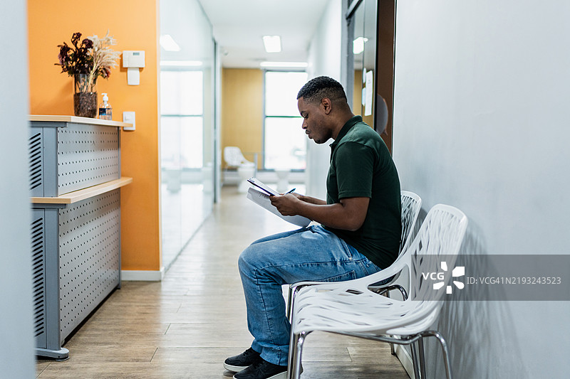 办公室内填写求职者表格图片素材