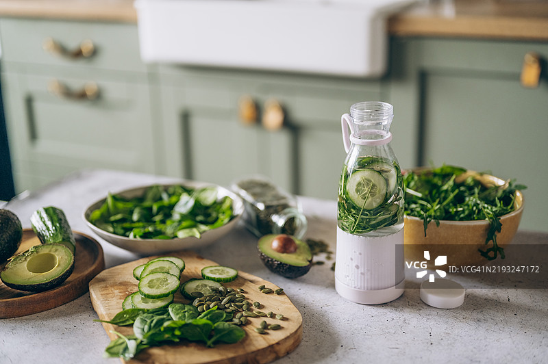 排毒饮食概念：乡村桌上的绿色蔬菜图片素材