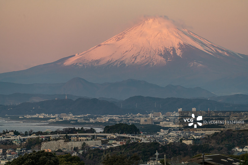 日本神奈川县海边的雪山富士山和住宅区图片素材