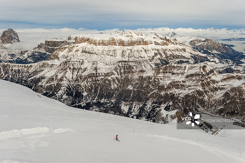 滑雪下马尔莫拉达山图片素材