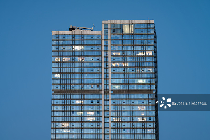 现代玻璃摩天大楼在黄昏时分图片素材