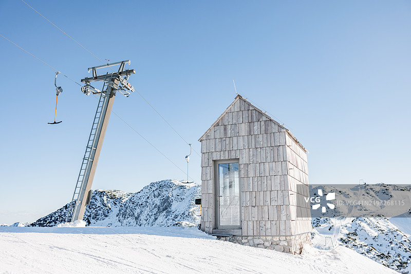 欧洲阿尔卑斯山的滑雪缆车和小屋图片素材