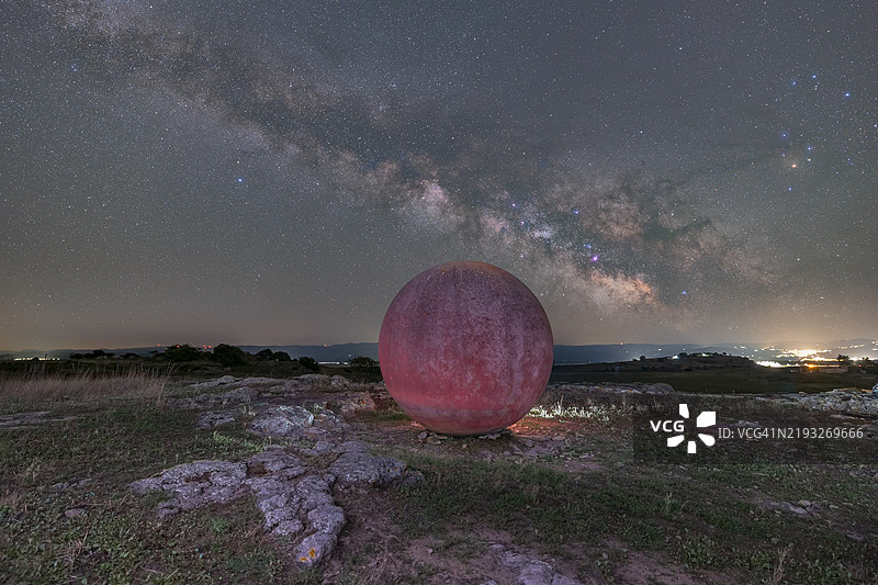 银河与撒丁岛奥齐耶里的金属球相遇图片素材