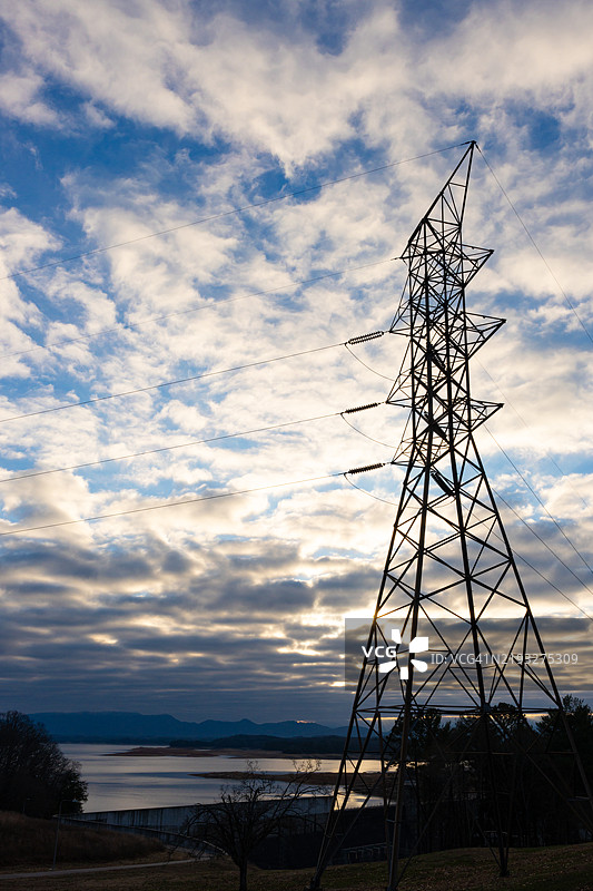道格拉斯湖上方的高电塔与戏剧性的天空图片素材