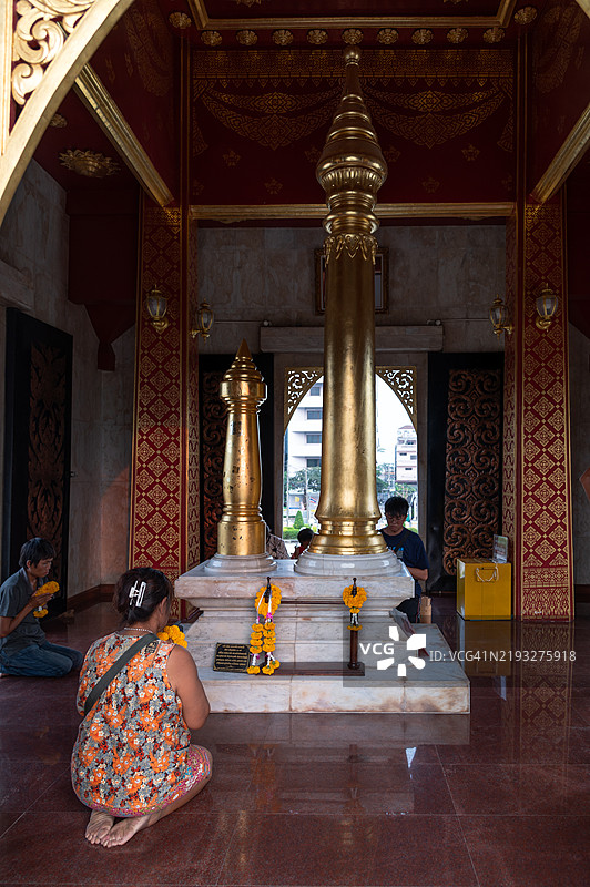 信徒们在拉克穆昂神庙内祈祷图片素材