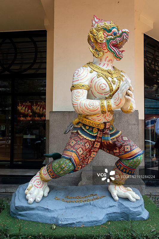 在萨拉查伦克朗皇家剧院的汉努曼雕像，佩戴着孔面具图片素材