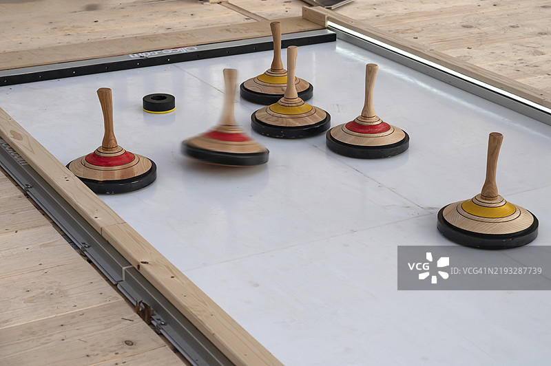 在德国巴伐利亚中弗兰肯的埃尔朗根圣诞市场的人工冰场上进行冰壶比赛图片素材