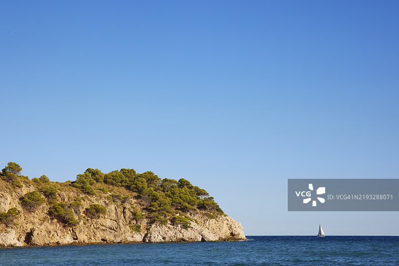 游艇与岬角，马斯卡拉特海滩，白色海岸，西班牙图片素材