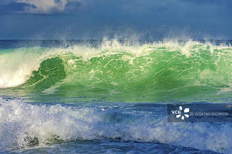 在巴西南美洲里约热内卢的伊帕内玛海滩，下午阳光照耀下的海浪图片素材