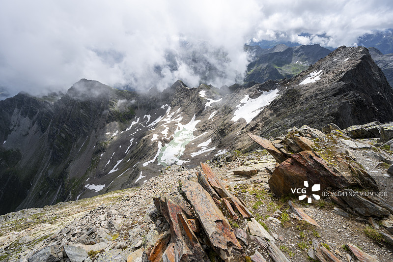 拉索尔林峰顶的多云山景,俯瞰贝尔格凯斯和肖伯峰,拉索尔林山脉,霍赫陶恩国家公园,东蒂罗尔,蒂罗尔,奥地利,欧洲图片素材