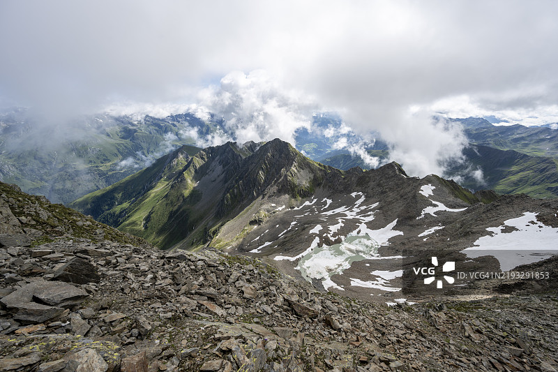 拉索尔林峰顶的多云山景,俯瞰贝尔格凯斯和肖伯峰,拉索尔林山脉,霍赫陶恩国家公园,东蒂罗尔,蒂罗尔,奥地利,欧洲图片素材