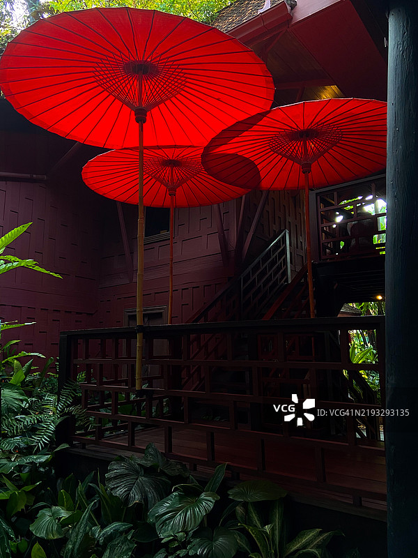 吉姆·汤普森故居中的红伞图片素材