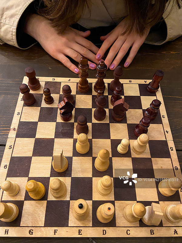 女人正在下棋图片素材