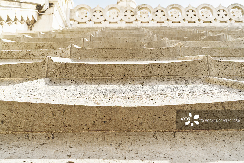 从正面看到的古典设计的台阶，背景中可以看到带有设计的混凝土圆圈。图片素材