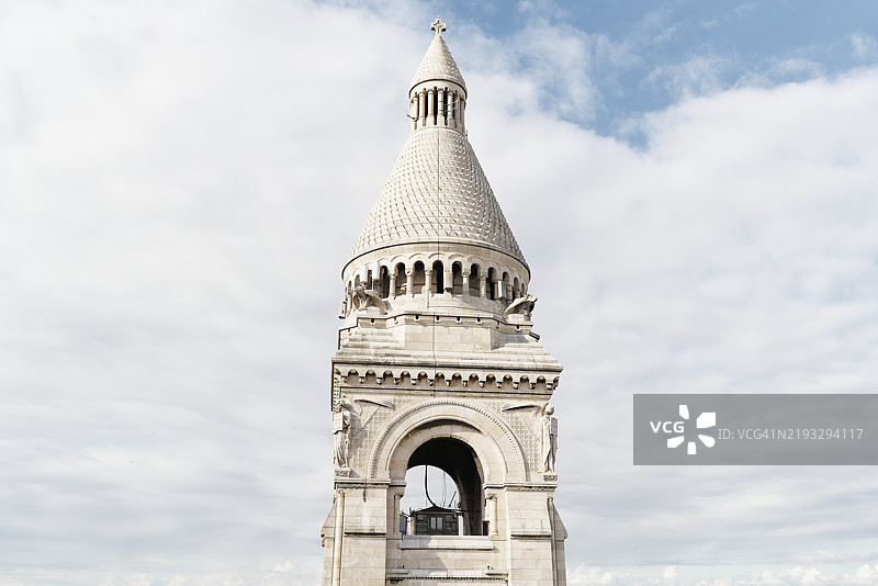 巴黎圣母院顶部的美丽景色，背景是罗曼式建筑和多云的天空。图片素材