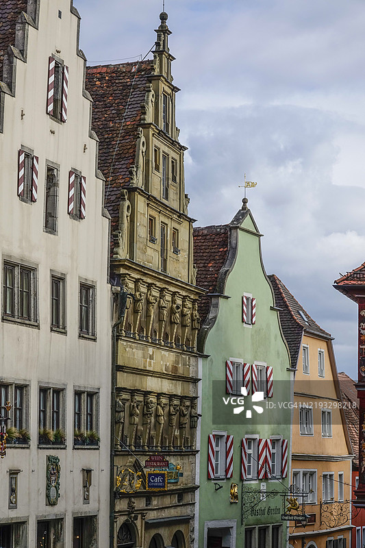奥贝尔施米德街的房屋,包括一座文艺复兴时期的建筑师住宅和格雷芬旅馆,位于德国巴伐利亚自由州安斯巴赫区的罗滕堡。图片素材