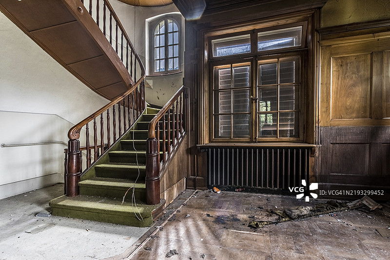 前工厂主别墅索嫩海姆的楼梯间，已无人居住超过20年，现已被拆除。阿尔特，施维茨，瑞士，欧洲图片素材