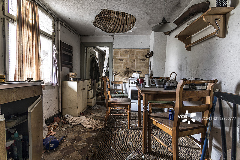 一座已经废弃数十年的老房子的厨房，现已被拆除。瑞士阿劳，欧洲。图片素材