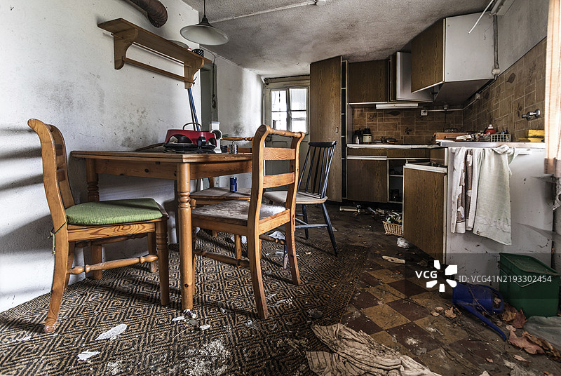 一座已经废弃数十年的老房子的厨房，现已被拆除。瑞士阿劳，欧洲。图片素材