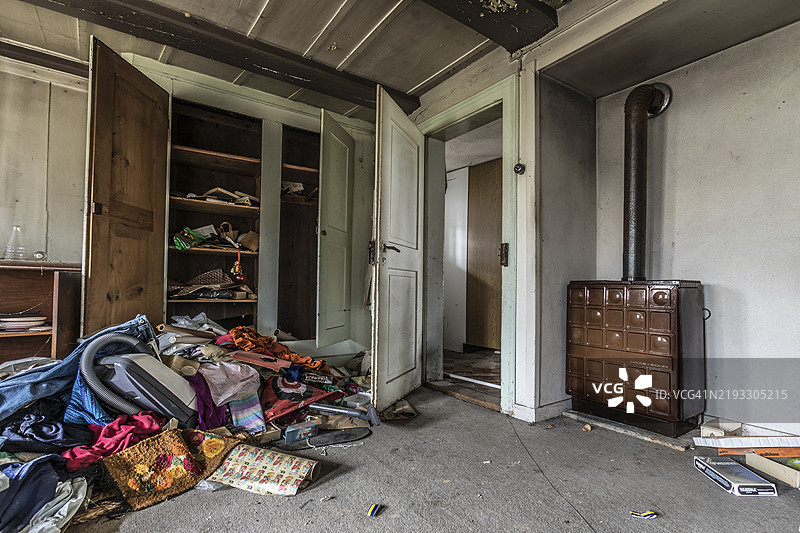 几十年来无人居住的老房子的印象，现在已被拆除。瑞士阿劳的罗尔，欧洲图片素材