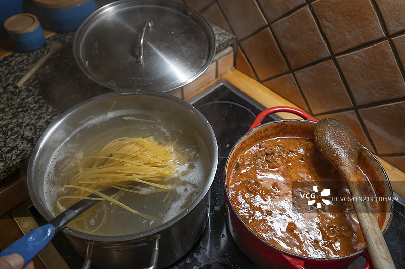 在炉子上准备意大利肉酱面，梅克伦堡-前波美拉尼亚，德国，欧洲图片素材