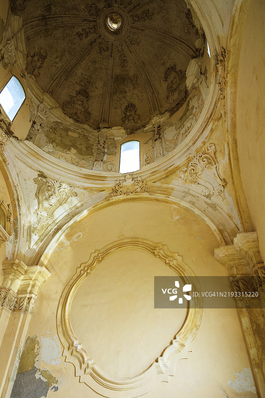 阿曼特亚的圣方济各教堂遗址和阿曼特亚城堡，意大利卡拉布里亚，泰伦廷海，欧洲图片素材