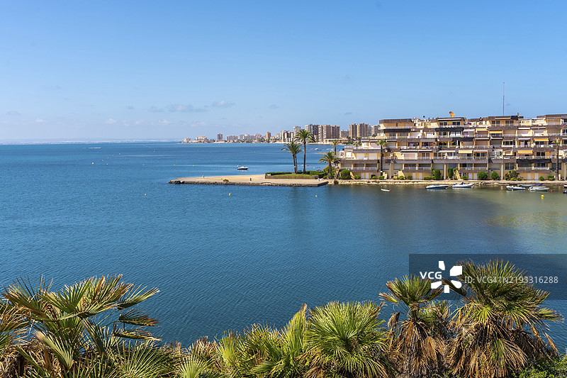 夏季拉曼加迷人的城市风光，展现宁静的蓝色海洋、摇曳的棕榈树和如画的海岸景色，皮诺湾。图片素材