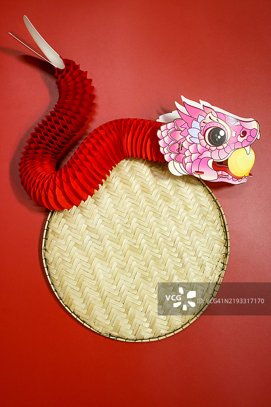 亚洲农历新年装饰与红色背景上的手工艺品图片素材
