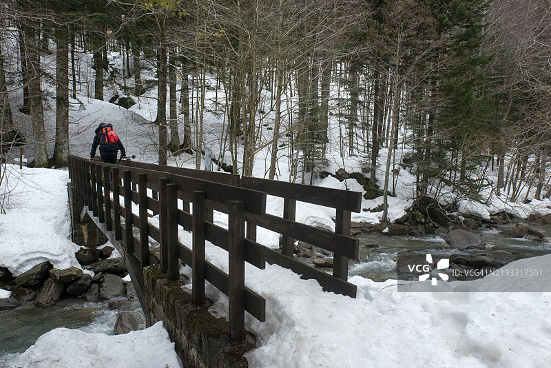 冬季时站在天桥上的男人图片素材