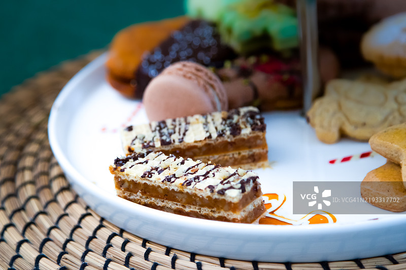 盘子里的甜点特写图片素材