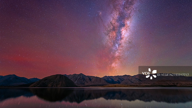 夜空下湖泊的美丽景色图片素材