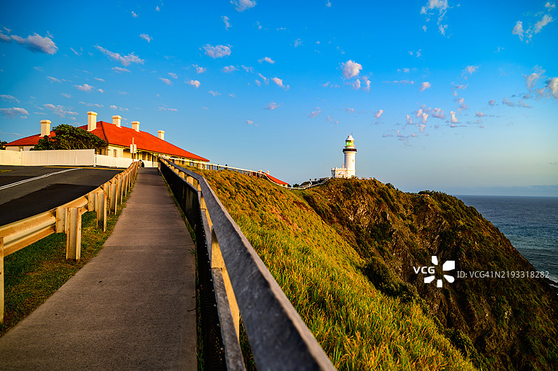 建筑旁的灯塔与天空的景色图片素材