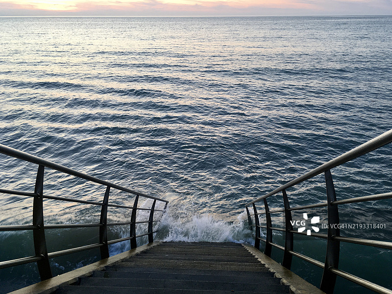 日落时分通往海边的楼梯图片素材