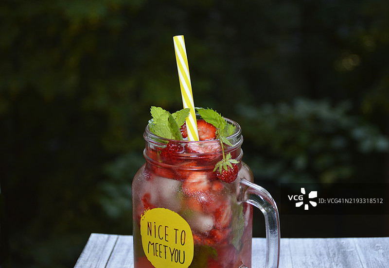 新鲜薄荷枝和冰块的草莓柠檬水图片素材