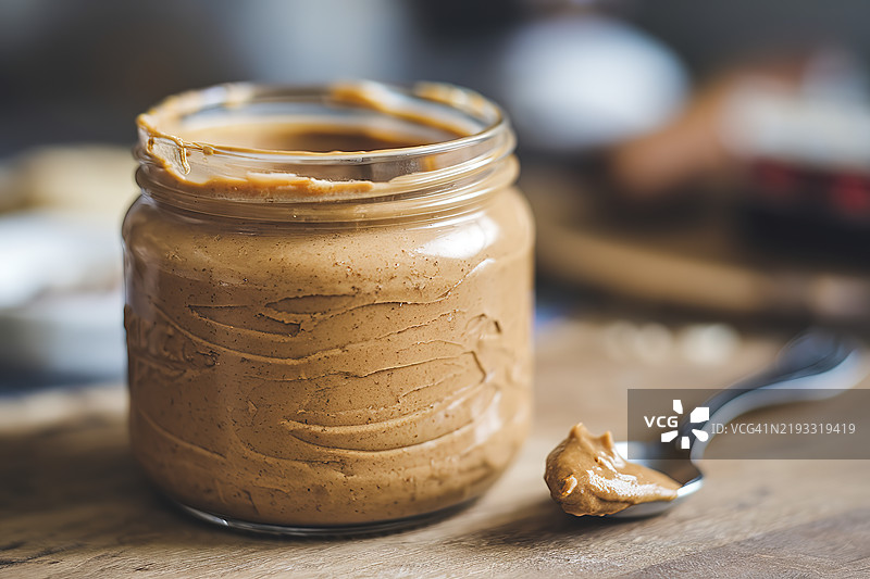 一罐光滑的花生酱，带有明显的层次和质感图片素材