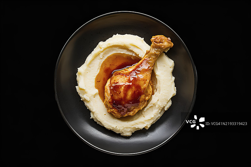 一盘土豆泥和炸鸡腿的照片图片素材