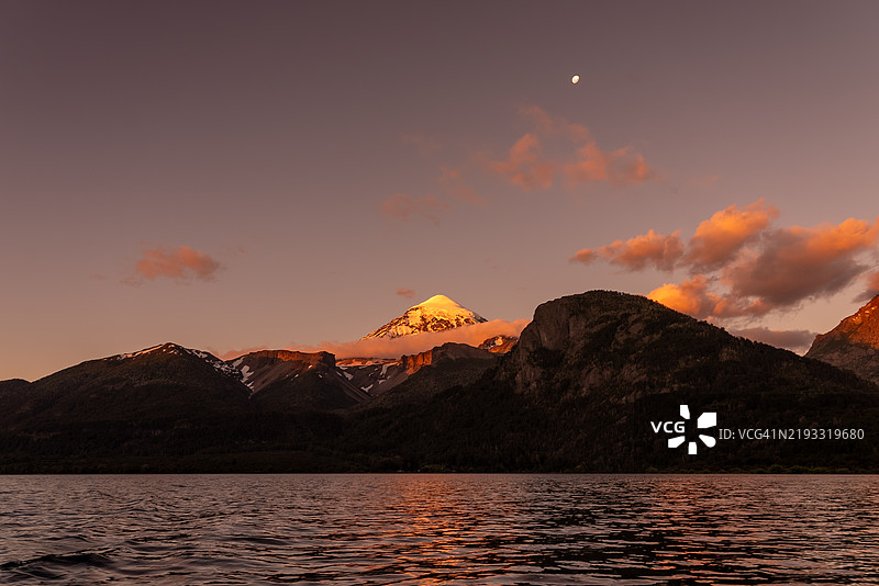 阿根廷橙色天空下的海景图片素材