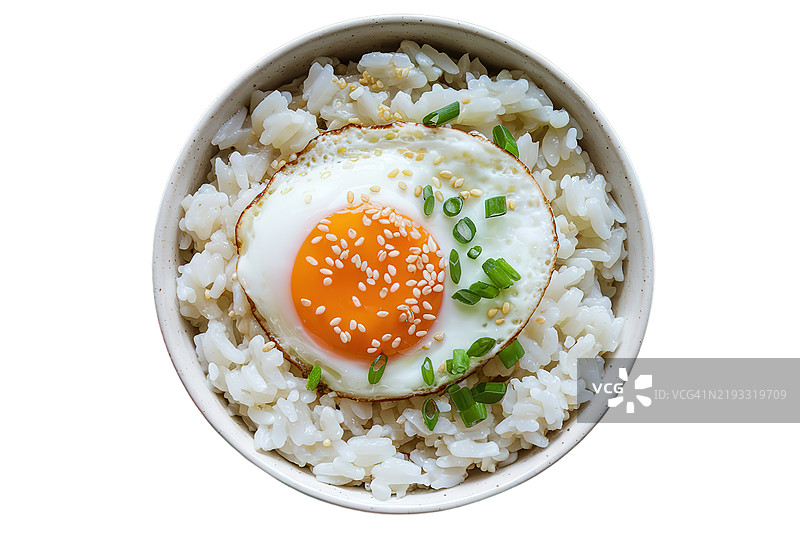 白色煮熟的奶油米饭，上面放着一个煎蛋图片素材