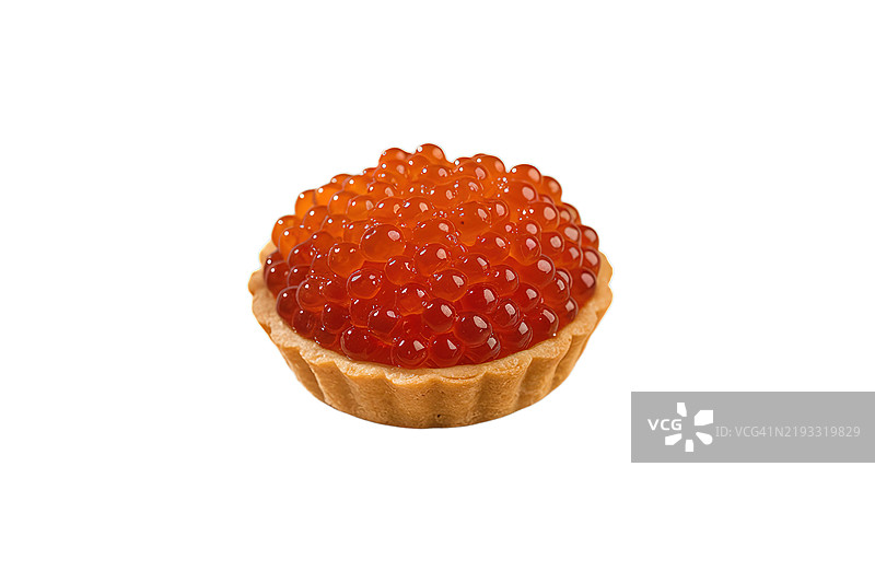 一个装满鲜艳红色鱼子酱的小塔饼图片素材